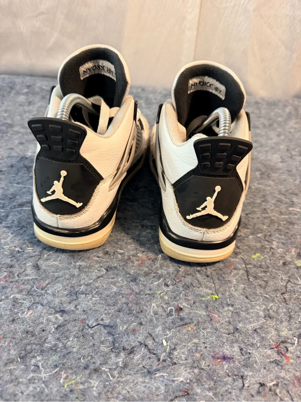 Air Jordan 4 Retro “Military Black” (2022).
